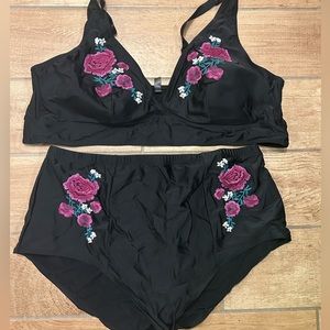 Torrid 2 Piece Swim Top Size 4, Bottom Size 3